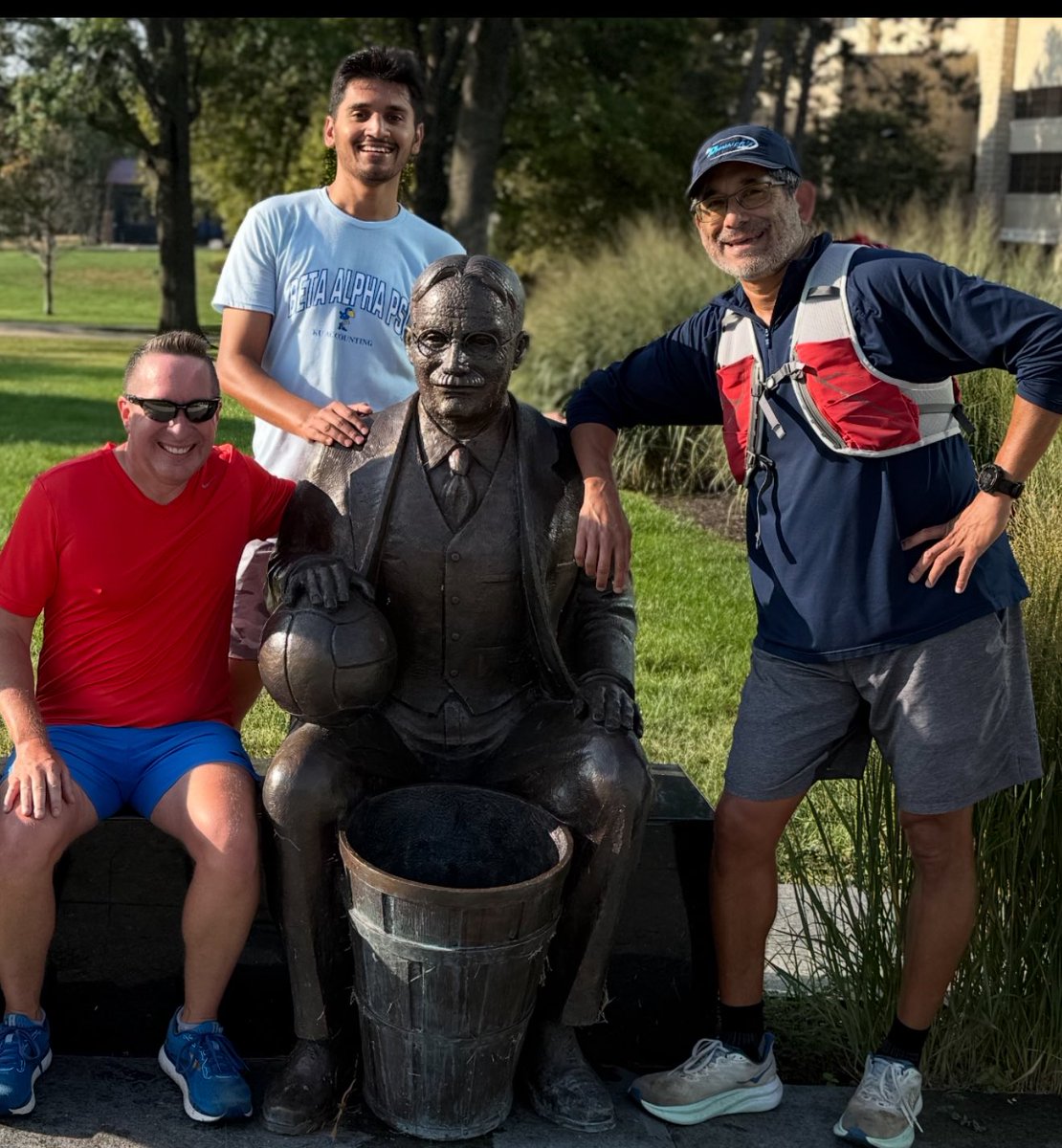 RunnersEdgeKC's tweet image. Early miles, river views, a little campus tour, and a Lawrence sunrise that didn’t disappoint. Thanks for the hospitality @fleetfeetlawrence! 

We have the most scenic training runs in town!