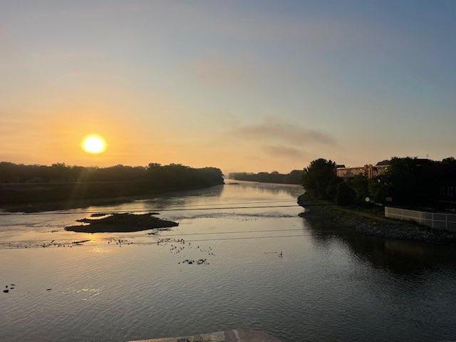 RunnersEdgeKC's tweet image. Early miles, river views, a little campus tour, and a Lawrence sunrise that didn’t disappoint. Thanks for the hospitality @fleetfeetlawrence! 

We have the most scenic training runs in town!