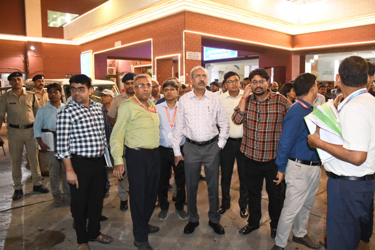 drmljn's tweet photo. 🚆 GM/NER Shri Uday Borwankar inspects Lucknow Junction's makeover!! Revamped portico, luggage scanners, modern lounges & upgraded amenities promise a comfortable, seamless travel experience for all !!🛤️✨ #LucknowJunction #NER @RailMinIndia @nerailwaygkp https://t.co/iRQ2igECGA