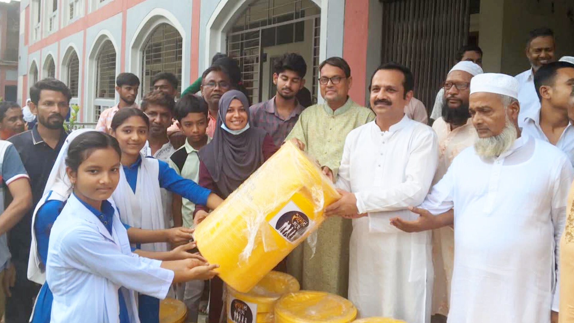 কালিহাতীতে বিদ্যালয়গুলোতে গার্বেজ ক্যান বিতরণ