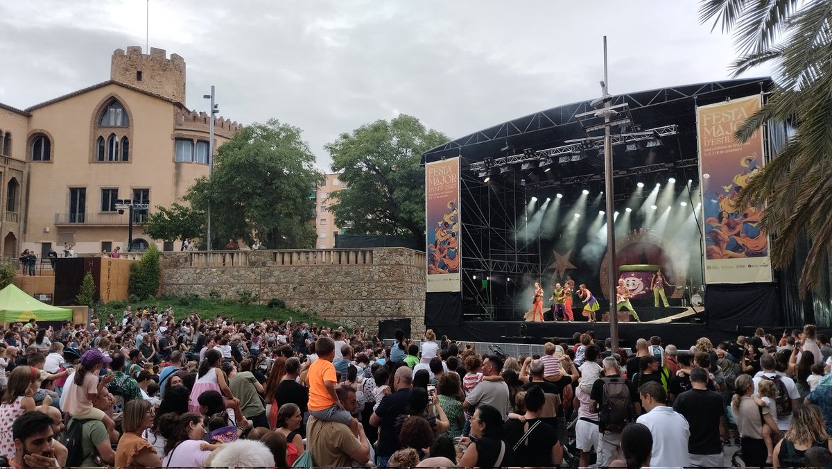 Els infants i les seves famílies gaudeixen d’una tarda molt especial de Festa Major a la pl. de Pau Casals amenitzada pel grup <a href="/elpotpetit/">EL POT PETIT</a>. 

Música en directe, teatre i titelles per passar una estona plena de màgia ✨

#FMESCG25 #SantaColomadeGramenet