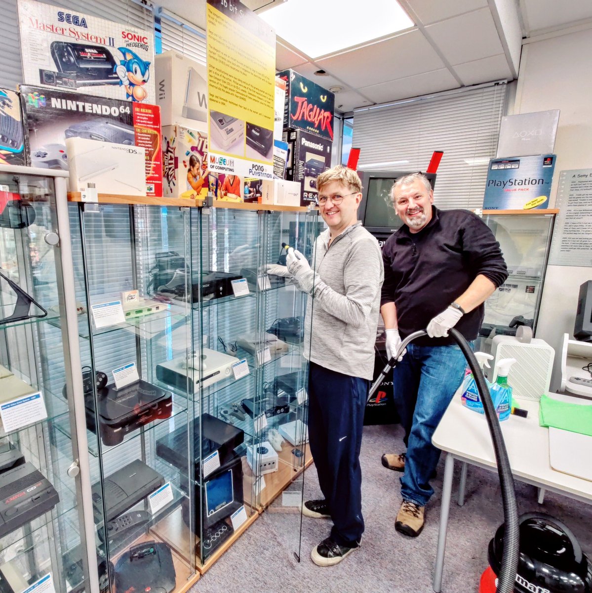 MuseumComputing's tweet image. Today we welcomed 6 staff from Nationwide Building Society, who used their company-supported volunteer hours to help keep our museum clean, both inside and out! From cleaning displays to litter picking, they did a fantastic job! Thank you!
#nationwidebuildingsociety #volunteers