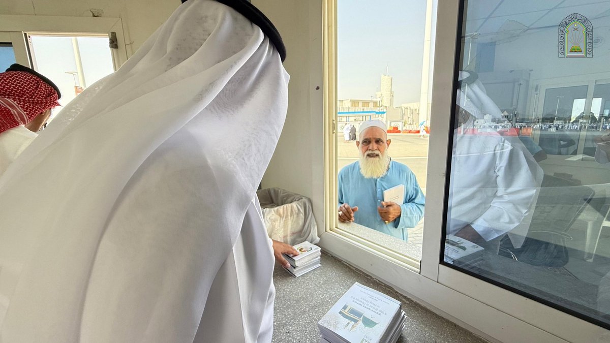 تواصل #وزارة_الشؤون_الإسلامية والدعوة والإرشاد، ممثلةً في الأمانة العامة للتوعية الإسلامية في الحج والعمرة والزيارة، تنفيذ برامجها التوعوية والإرشادية لزوار جبل الرحمة بمشعر عرفات خلال #موسم_العمرة للعام 1447هـ، وذلك ضمن منظومة متكاملة من الخدمات التي تقدمها الوزارة في مكة