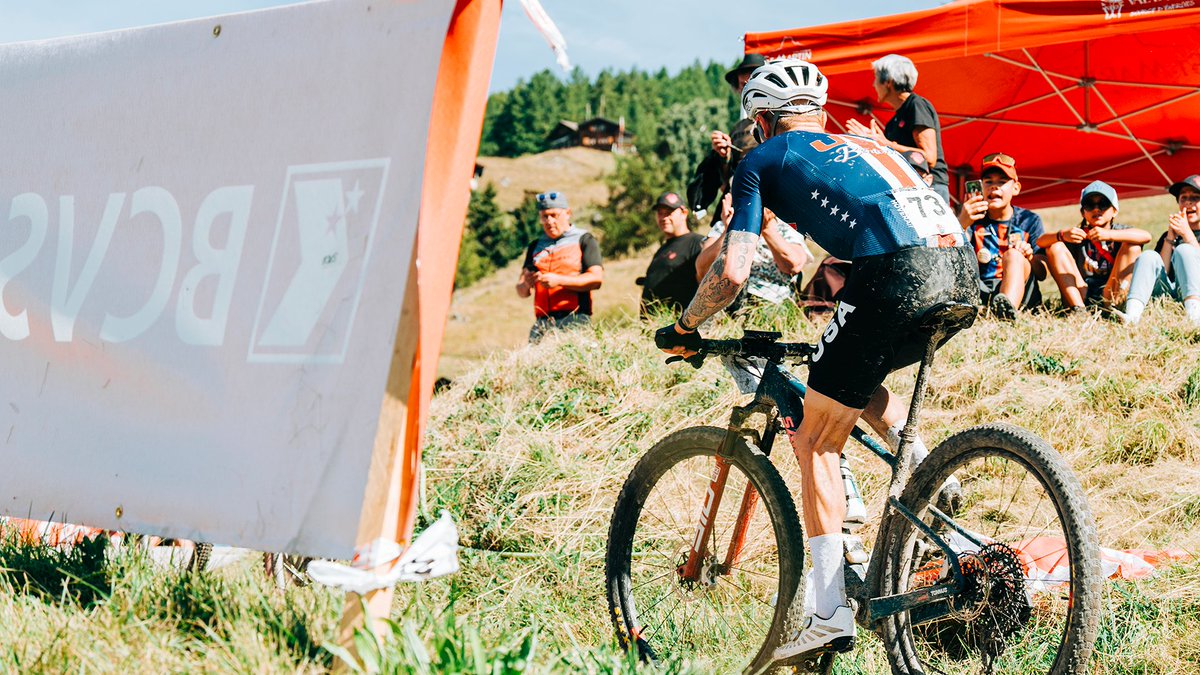 lookcycle's tweet photo. 🌈 Keegan Swenson is the new XCM World Champion! 🥇
Dominant ride, rainbow stripes earned with LOOK X-Track Race Carbon Ti pedals.
📸 Brett Rothmeyer
#lookcycle #uciworldchampion #worldchampion #xcm #crosscountry #xc https://t.co/4ucyiKanSC