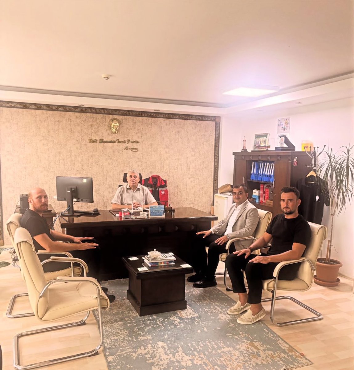 Şube Başkanımız Dr. Ahmet GEÇER ve İş Yeri Temsilcilerimiz ile birlikte İlçe Müdürü Sayın Fevzi ÇALIŞICI’yı makamında ziyaret ettik.
Çalışanlarımızın özlük hakları ve sendikal çalışmalar üzerine istişarelerde bulunuldu. Sayın Müdürümüze misafirperverliği için teşekkür ederiz.