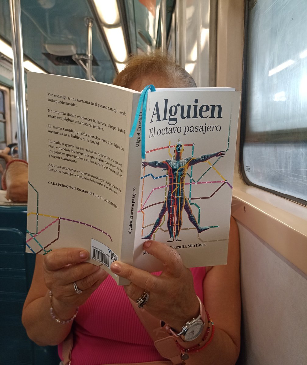Alguien, el octavo pasajero.
<a href="/leyendoenmetro/">Gente leyendo en el metro</a>