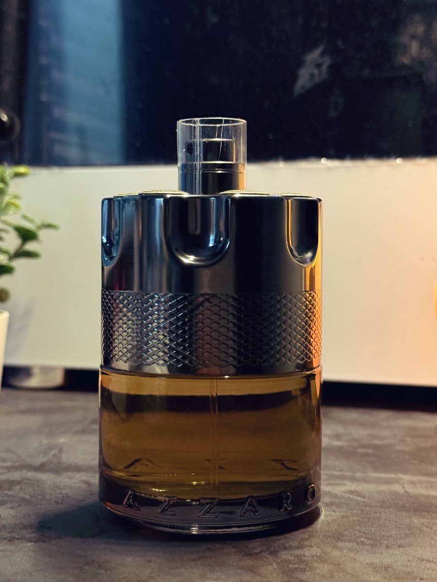 OS_perf's tweet image. عطر نايت وانتد – أزارو 
من أجمل العطور الشتوية، حار ودافئ جدًا، رجالي بحت ومميز مو مكرر. 🌤️
ريحه جميلة 👌🏻، ثباته وفوحانه ممتازة لكن يبان أكثر مع كثرة الرش 🚿