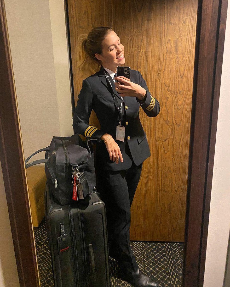 lifewitheva4's tweet image. Happy monday! Back to that flying life just returned to Hong Kong after an almost 16 hour flight from New York. That's a long flight indeed! The crew consisted of 4 pilots. We worked in 4 shifts (alternating between operating and resting for several hours), and we saw sunrise.