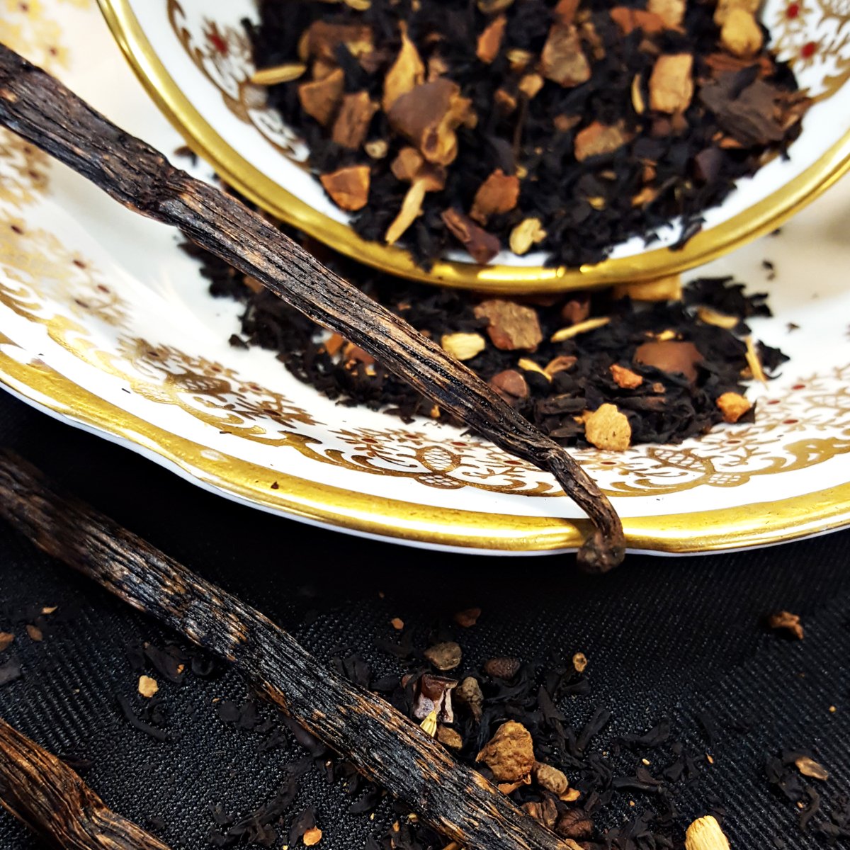 Vanilla Spice: dessert spices, creamy vanilla, and... sarsaparilla root? It's a beautiful combination for autumn!

Blended right here in BC. 🍁

#murchies #tea #finetea #autumn #chai #britishcolumbia #canada