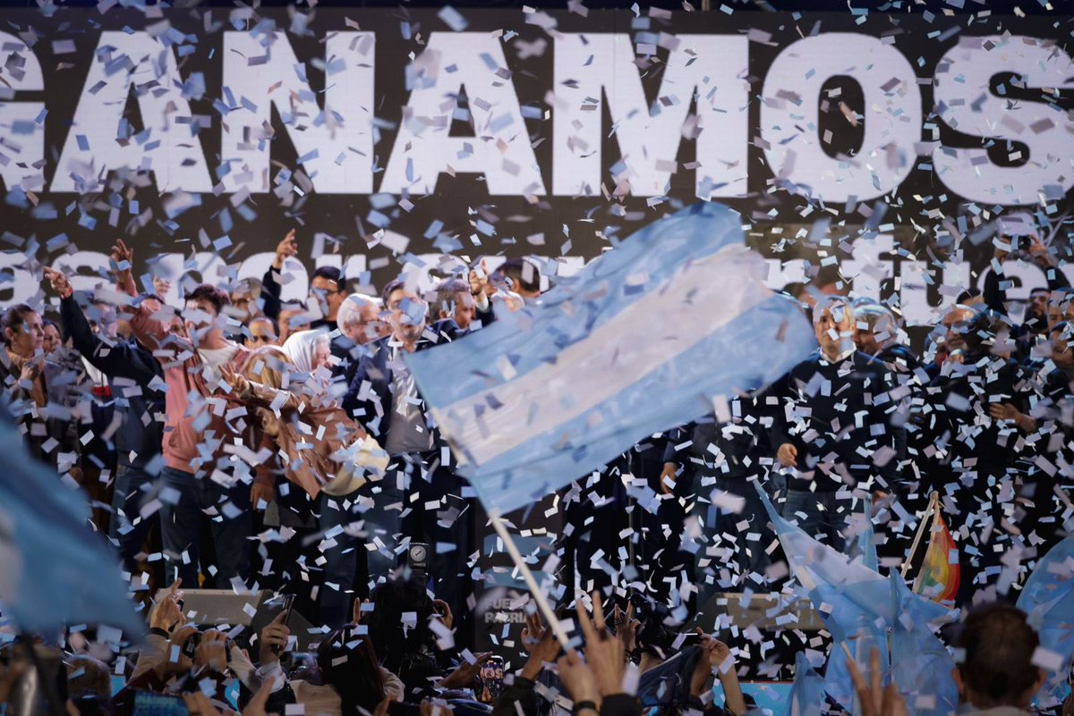 Enorme triunfo del peronismo en la Provincia de Buenos Aires. Millones de bonaerenses respaldaron con su voto la gestión del Gobernador <a href="/Kicillofok/">Axel Kicillof</a> y le pusieron un freno al modelo de ajuste y saqueo de Milei. El mensaje fue claro: HAY OTRO CAMINO. ✌🏼🇦🇷