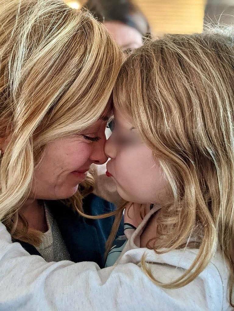 Giorgia, purtroppo la sinistra è in preda al panico: ti attacca sul piano politico, ma non riesce a scalfirti. Allora prova a colpirti sul quello personale, lo fa con cattiveria, puntando sul tuo ruolo più intimo: quello di madre e di donna. 

Ma anche questo tentativo è