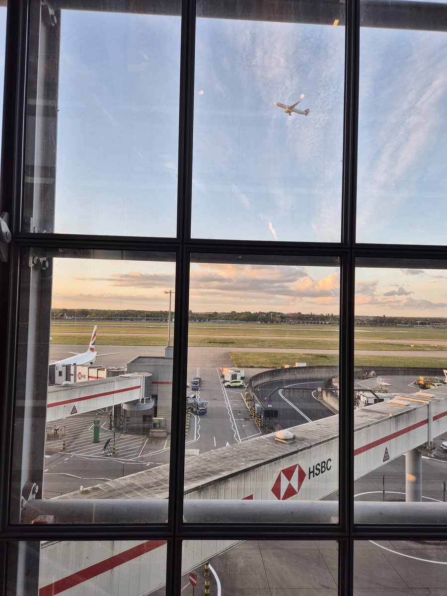 All seems ok looking out of the T5 windows at #Heathrow <a href="/BBC_HaveYourSay/">BBC_HaveYourSay</a>  - can't see T4 from here unfortunately!