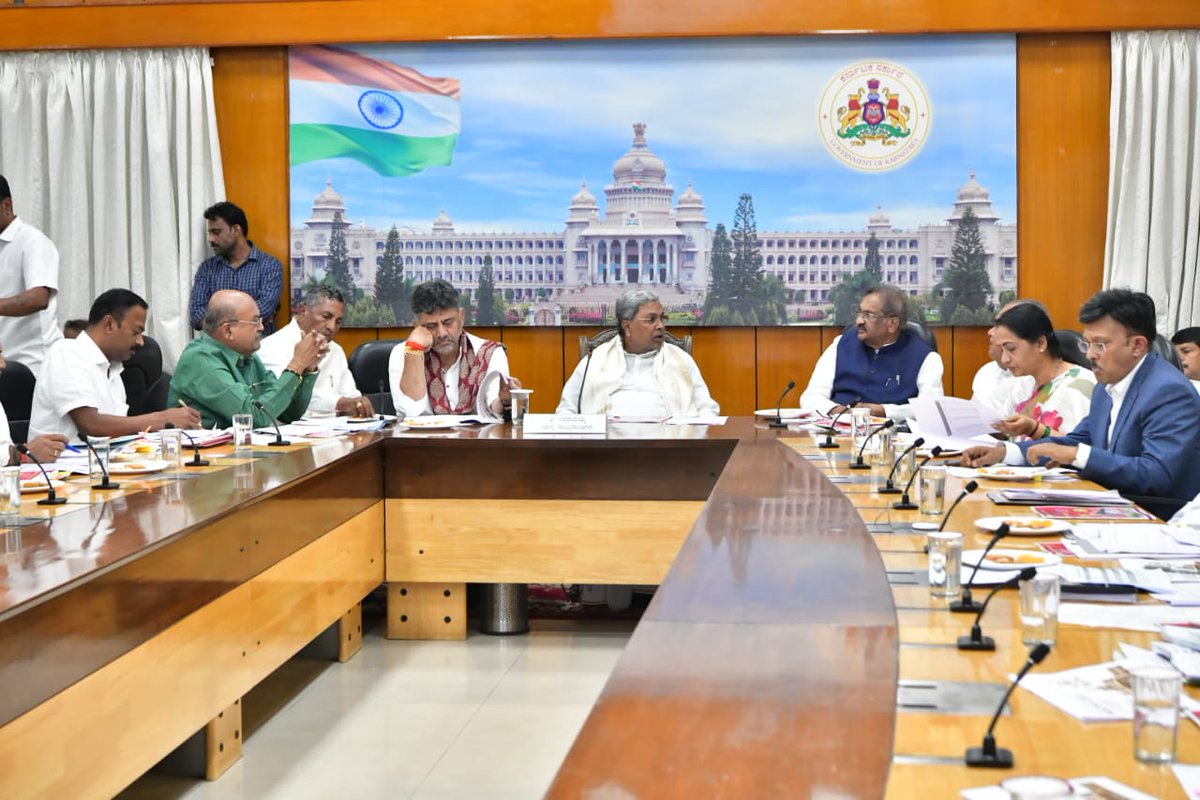 KHMuniyappaklr's tweet image. ಗೃಹ ಕಚೇರಿ "ಕೃಷ್ಣಾ" ದಲ್ಲಿ ನಡೆದ ಸರ್ಕಾರದ 5️⃣ ಗ್ಯಾರಂಟಿ ಯೋಜನೆಗಳ ಪ್ರಗತಿ ಪರಿಶೀಲನಾ ಸಭೆಯಲ್ಲಿ ಮಾನ್ಯ ಮುಖ್ಯಮಂತ್ರಿ @siddaramaiah ಹಾಗೂ ಉಪ ಮುಖ್ಯಮಂತ್ರಿ @DKShivakumar ಅವರೊಂದಿಗೆ ಭಾಗವಹಿಸಿದೆ.

#GuaranteeSchemes #ProgressReview #GuaranteeSarkara #Karnataka #AnnaBhagya #KHMuniyappa #Congress