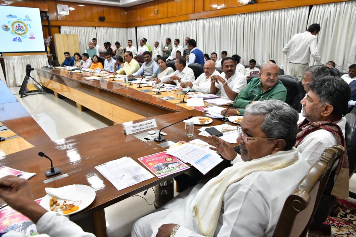 KHMuniyappaklr's tweet image. ಗೃಹ ಕಚೇರಿ "ಕೃಷ್ಣಾ" ದಲ್ಲಿ ನಡೆದ ಸರ್ಕಾರದ 5️⃣ ಗ್ಯಾರಂಟಿ ಯೋಜನೆಗಳ ಪ್ರಗತಿ ಪರಿಶೀಲನಾ ಸಭೆಯಲ್ಲಿ ಮಾನ್ಯ ಮುಖ್ಯಮಂತ್ರಿ @siddaramaiah ಹಾಗೂ ಉಪ ಮುಖ್ಯಮಂತ್ರಿ @DKShivakumar ಅವರೊಂದಿಗೆ ಭಾಗವಹಿಸಿದೆ.

#GuaranteeSchemes #ProgressReview #GuaranteeSarkara #Karnataka #AnnaBhagya #KHMuniyappa #Congress