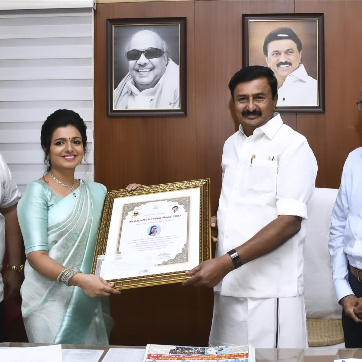 மீண்டும் ஒரு பெருமகிழ் தருணம்😊

இன்று தமிழக அரசின் சிறந்த தமிழ் உச்சரிப்பாளர் விருதை பெற்றேன்.🌟

ஊடகத்துறையில்  பத்தாவது ஆண்டில் அடி எடுத்து வைக்கும் இந்நாளில் ஊக்கமளிப்பதாய் இவ்விருது.🫶🏻💕🧚🏻‍♀️