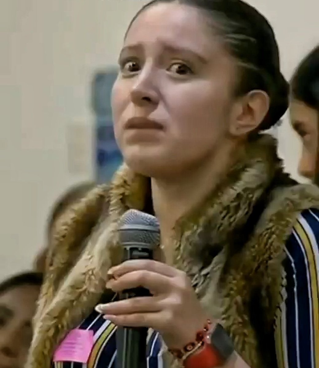 Así quedó la enviada de <a href="/azucenau/">Azucena Uresti</a> y <a href="/LillyTellez/">Lilly Téllez</a> cuando la desmintió  el senador Noroña.
Esas lagartas usaron a esta pobre chamaca y quedó como Mensa.
O ¿Cómo la ves tú?