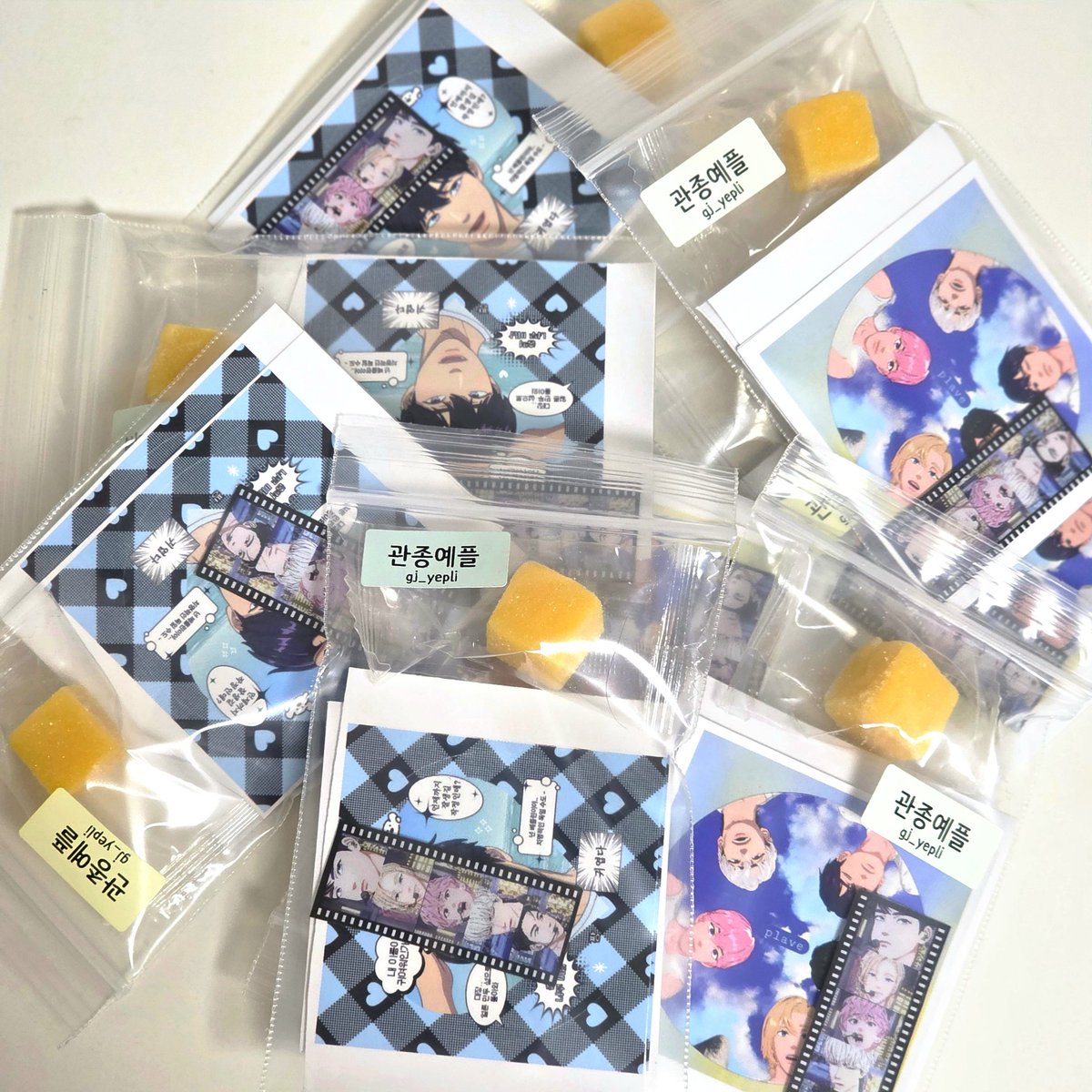 ◠◠◠◠◠◠◠◠୨♡୧◠◠◠◠◠◠◠◠
녜주니 생카나눔해요 ꒰〃´ ˆ `〃꒱
별거 아니지만.. 나눔 받으신 분들이 어따 쓰는건지 머루실까봐 글 올려놔요ᵎᵎᵎ 
_
💙필름 북마크(랜덤증정)
💙위에가 다 떨어지면 작은버전 필름을 (서울콘때 남은스티커랑ㅎ)드려요! 폰케이스 뒤에 넣어쓰면 되어효..