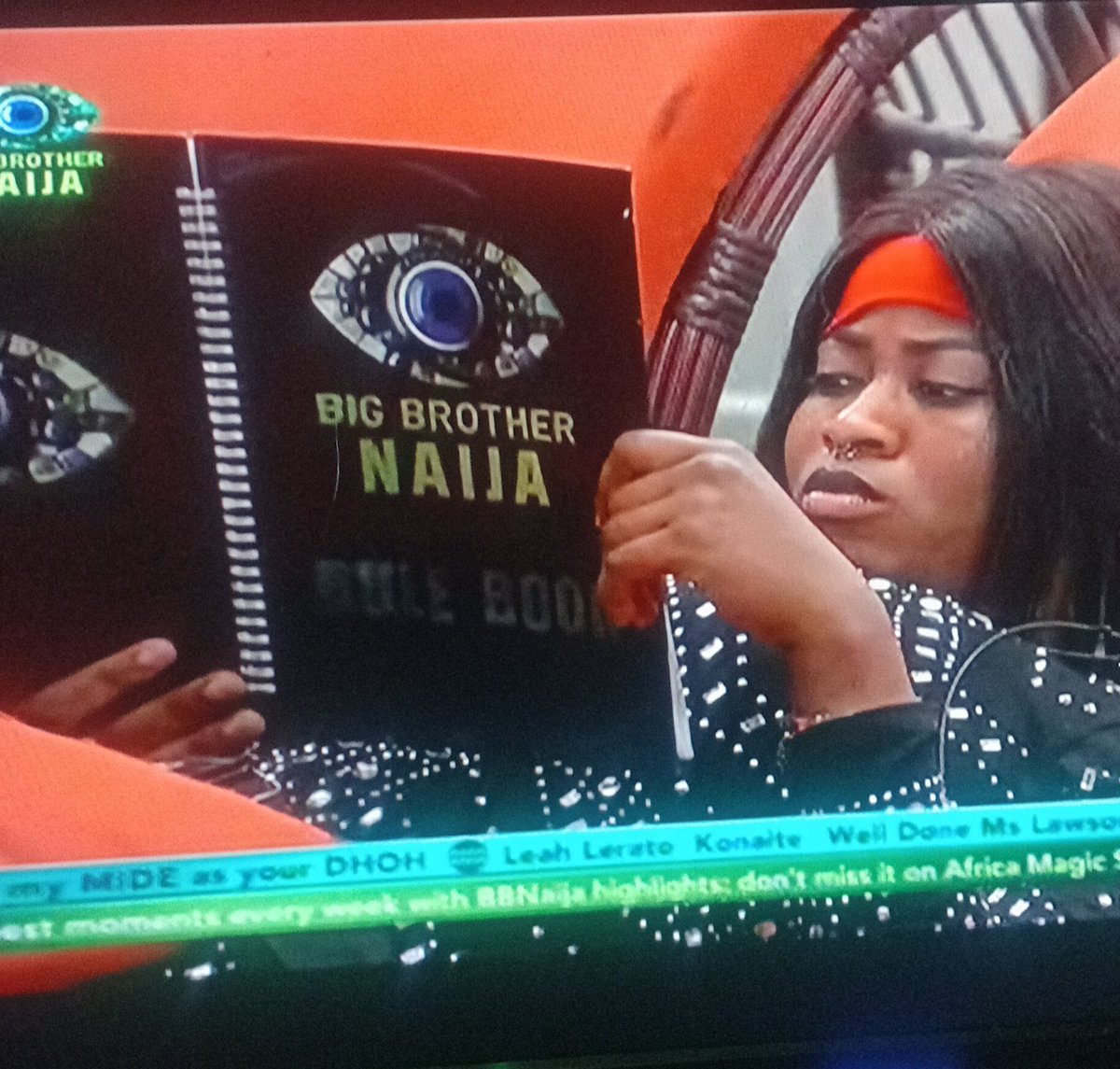 It's Imisi reading rule book before striking. This is what we call living dangerously safe.

She is playing attack and defence at the same time. @imisioluwa668 #BBNaijaS10