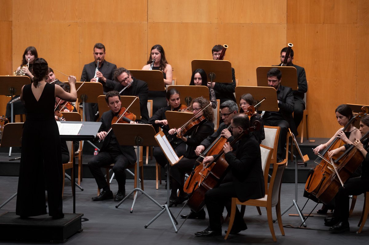 PFCantabria's tweet image. 🎼🎻 Llegáis a tiempo de viajar esta misma tarde hasta &apos;Territorios imaginados&apos; junto a la @es_oscan y Miguel Borrego 😏

✍ La primera vez que la #OSCAN, bajo la batuta de Paula Sumillera, aborda dos grandes partituras sinfónicas👌

🎟 Taquilla y web 👩‍💻 entradas.janto.es/palaciofestiva…