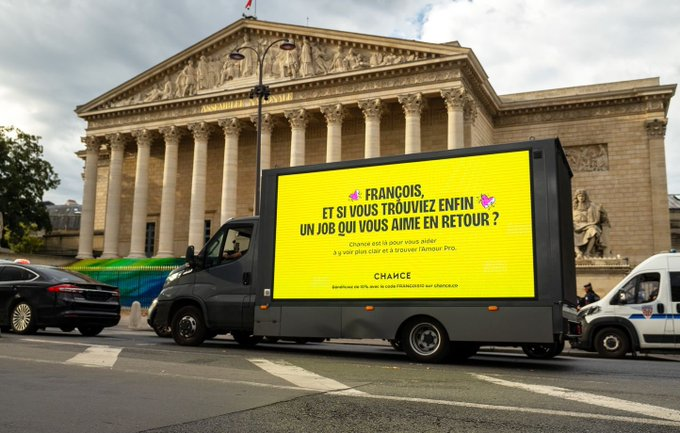 🚛💛Une boîte d’orientation pro a profité du vote de confiance à Bayrou pour se faire de la pub : un camion devant l’Assemblée avec le slogan :  François, et si vous trouviez un job qui vous aime en retour ? 

😂 Le meilleur spot publicitaire du moment !
#Bayrou #10septembre