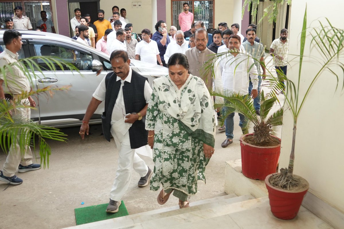 DipikaPS's tweet photo. आज संगठन सृजन अभियान के तहत गोड्डा आगमन पर ए.आई.सी.सी. पर्यवेक्षक एवं पूर्व राज्यसभा सांसद श्री रामचंद्र खूंटियां जी तथा वरिष्ठ नेता श्री सुबोध कांत सहाय जी से गोड्डा सर्किट हाउस में भेंट हुई।

इस अवसर पर संगठन सृजन, सदस्यता विस्तार, स्थानीय नेतृत्व को सशक्त बनाने, संगठनात्मक ढांचे को और मज़बूत करने तथा जिला कांग्रेस अध्यक्ष के चयन से जुड़े मुद्दों पर विस्तृत चर्चा हुई।

हम सभी कार्यकर्ता एकजुट होकर इस दिशा में निरंतर आगे बढ़ रहे हैं, ताकि कांग्रेस संगठन की नींव और अधिक सशक्त एवं मज़बूत बन सके।

@rckhuntia @SubodhKantSahai