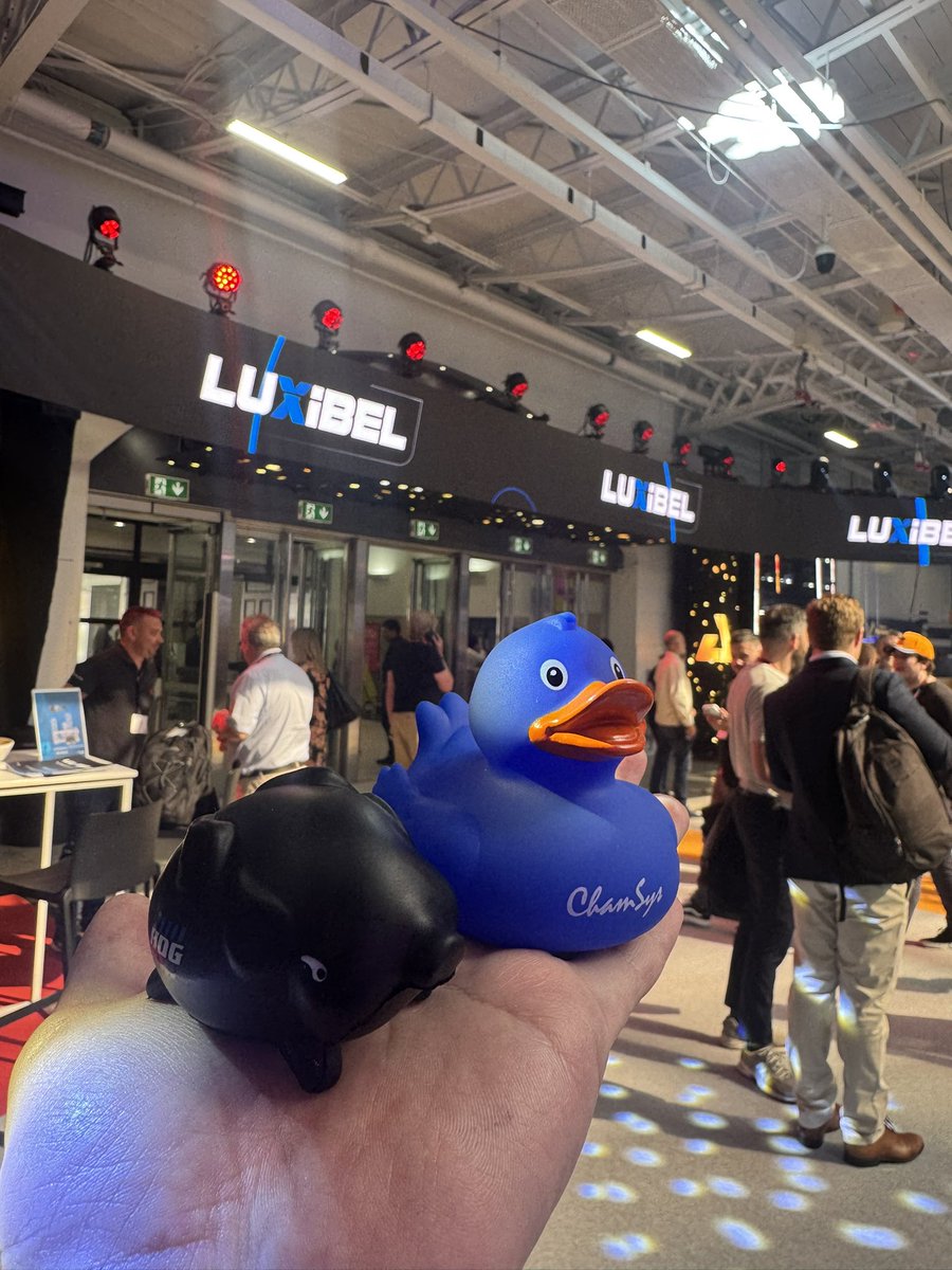 Gobo77774's tweet photo. そしてETCブースでBlack Hogをもらいました。
ChamSys Blue Duckが少し萎縮してる!?
#plasashow https://t.co/TaOVUnTdyX