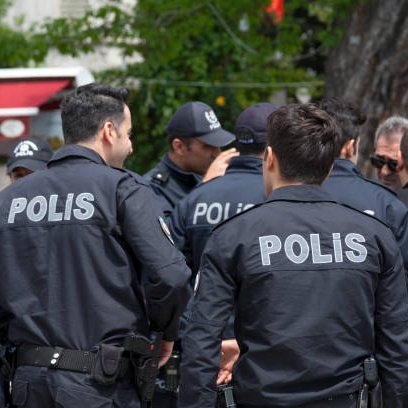Mevcut bina Özgür Özel’in çalışma ofisi olarak kullanılacak. Bu nedenle polislerin binadan ayrılması gerekiyor.