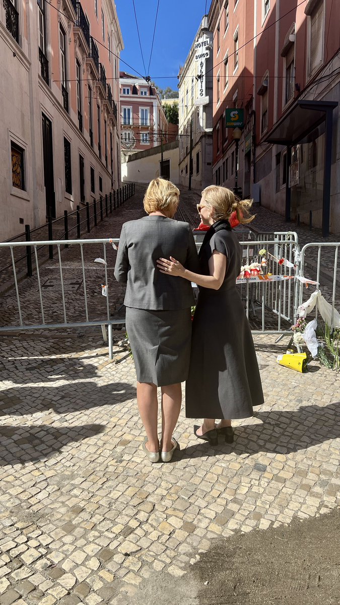 Les Ambassadrices de France et du Canada au Portugal ont rendu hommage aux victimes de l’accident du funiculaire de #Gloria survenu le 3 septembre à Lisbonne. Nos pensées accompagnent les victimes et leurs proches.