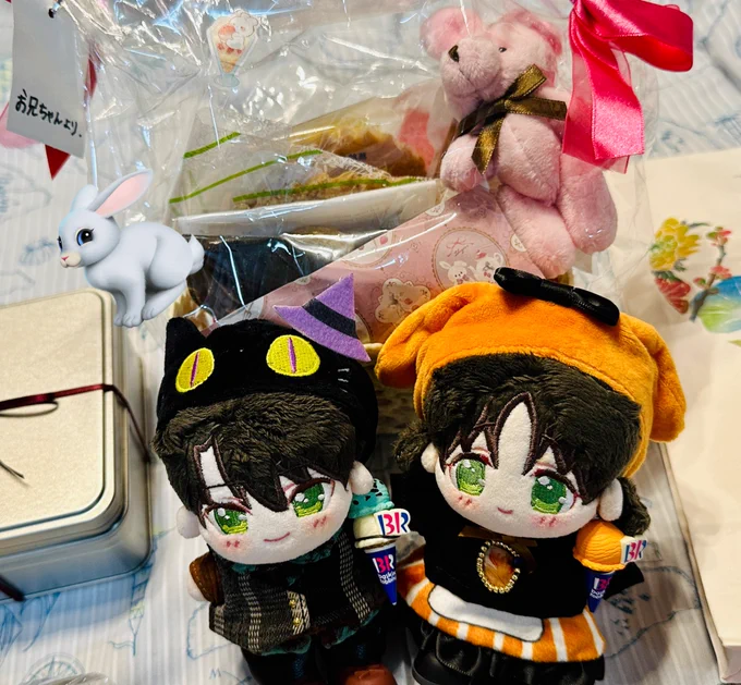 昨日のイベントでいただいた差し入れー!みなさんありがとうございますピンク色のうさぎもかわいい〜! お手紙もありがとうございます!読みながらじんわり泣いてしまいました嬉しすぎる…!!次回作もがんばります!!
