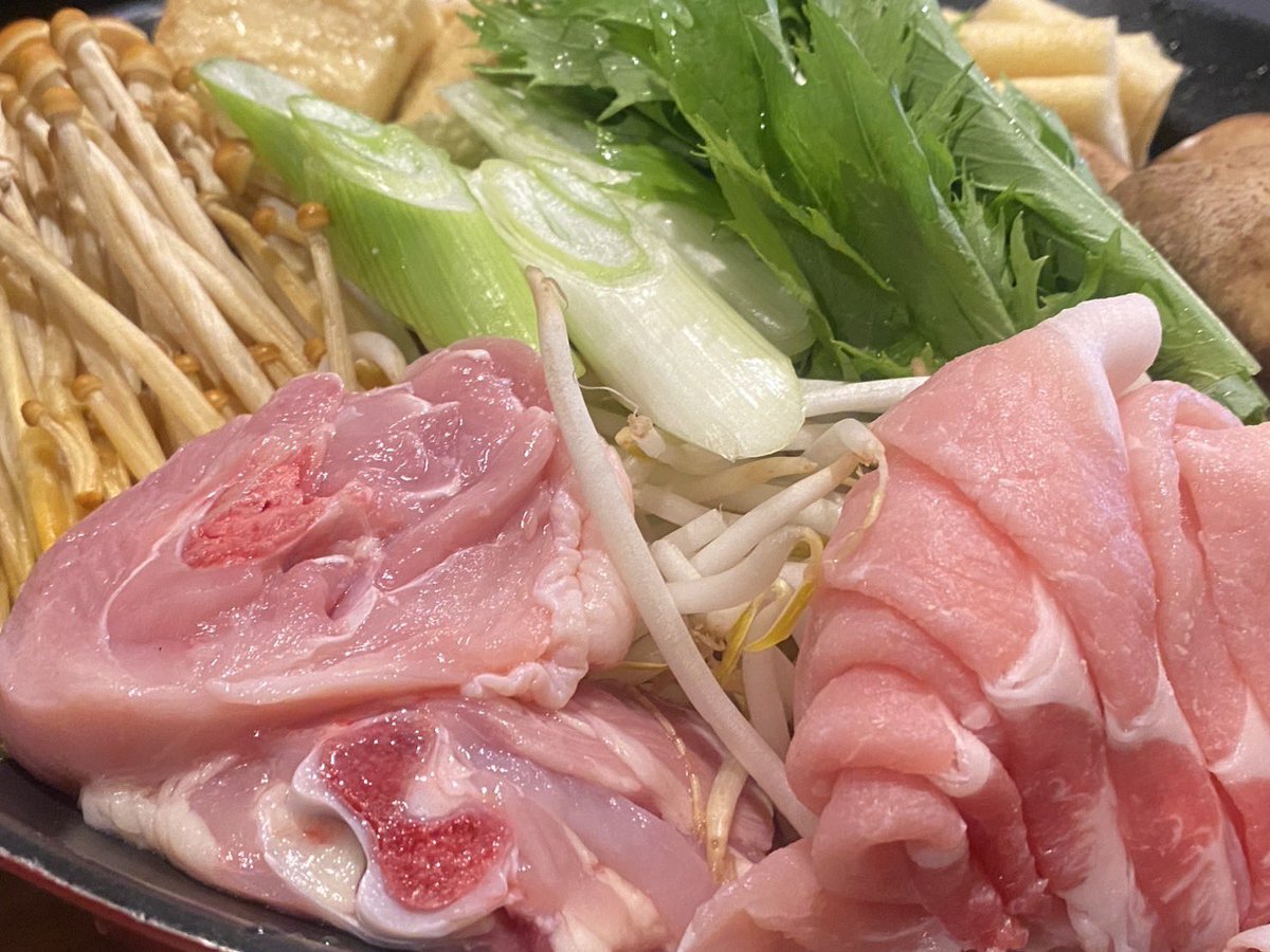 red_elmon's tweet photo. 今日の晩ごはん🍚
朝引き丹波鶏のぶつ切り鍋🍲

#晩ごはん #鍋 #丹波鶏 
#ぶつ切り #美味しい #安い
#楽しい #炭酸水 #ノンアルコール 
#生野区 #勝山南 
#ごはん家はらぺこ #禁酒13日目 https://t.co/HTcj3ksrl5