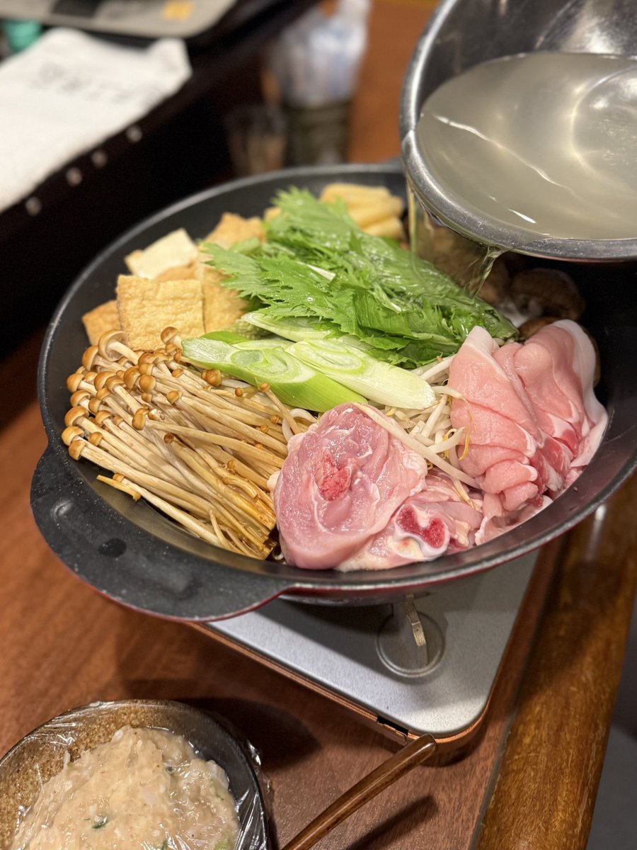 red_elmon's tweet photo. 今日の晩ごはん🍚
朝引き丹波鶏のぶつ切り鍋🍲

#晩ごはん #鍋 #丹波鶏 
#ぶつ切り #美味しい #安い
#楽しい #炭酸水 #ノンアルコール 
#生野区 #勝山南 
#ごはん家はらぺこ #禁酒13日目 https://t.co/HTcj3ksrl5
