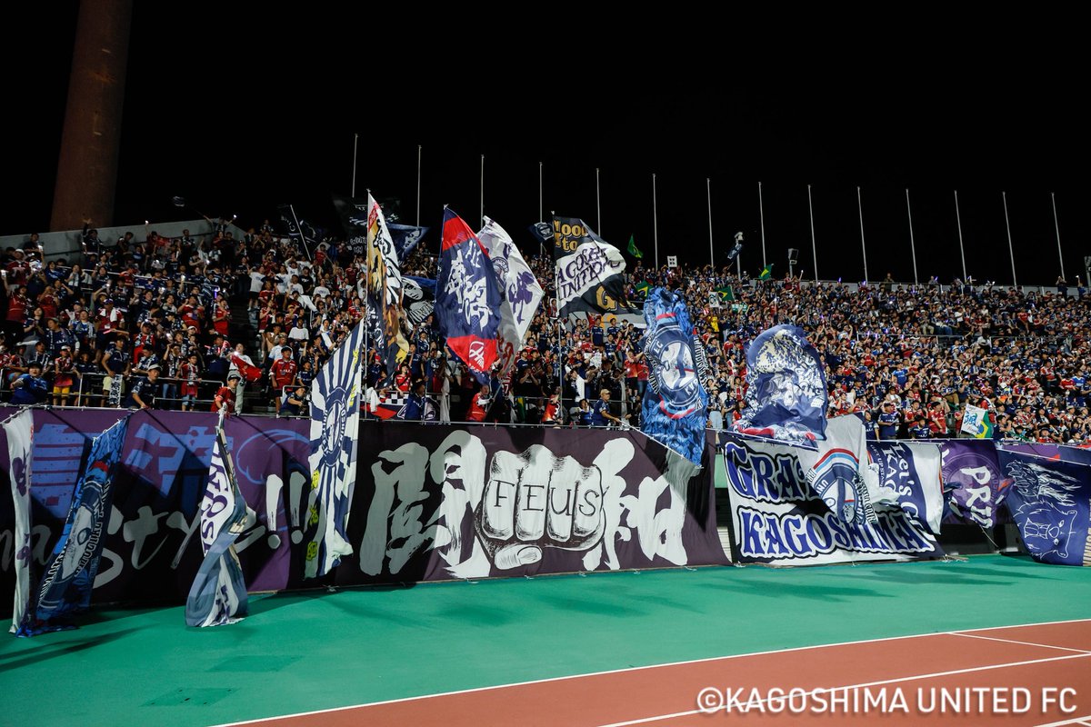 knt0596's tweet photo. 9/6(土)高知戦に32歳なりました🙋🏼‍♂️

勝った後に選手達が呼んでくれて、へべれけが終わった後に栄ちゃん&amp;颯がサポーターの皆さんに誕生日だと言うことを言ってくれてHappy birthdayを歌って頂きました！
本当に忘れられない誕生日になりました🙏

鹿児島最高⚽️🌋

#鹿児島ユナイテッドFC https://t.co/tCdXZl2Ygt