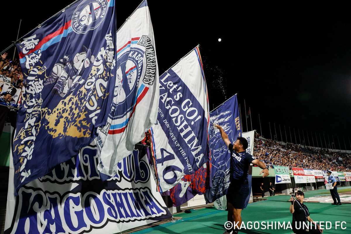knt0596's tweet photo. 9/6(土)高知戦に32歳なりました🙋🏼‍♂️

勝った後に選手達が呼んでくれて、へべれけが終わった後に栄ちゃん&amp;颯がサポーターの皆さんに誕生日だと言うことを言ってくれてHappy birthdayを歌って頂きました！
本当に忘れられない誕生日になりました🙏

鹿児島最高⚽️🌋

#鹿児島ユナイテッドFC https://t.co/tCdXZl2Ygt