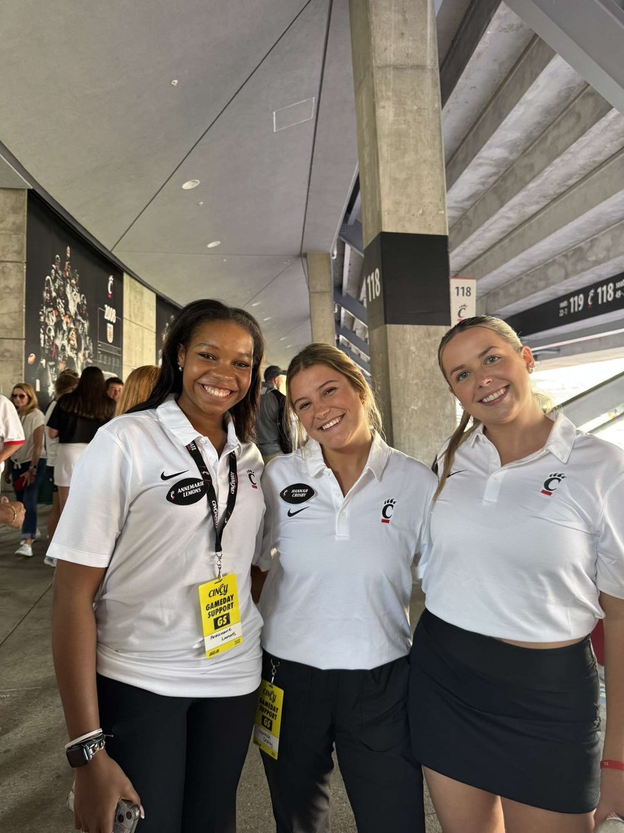 AnneMarieLemon7's tweet photo. First game day &amp; recruiting event in the books as a Recruiting Intern with @GoBearcatsFB 🐾 Had a blast meeting future Bearcats—excited for what’s ahead! ❤️🖤 

#GoBearcats #Recruiting #CollegeFootball #SportsInternship  @UC_Recruiting https://t.co/MB8v4ATXW8