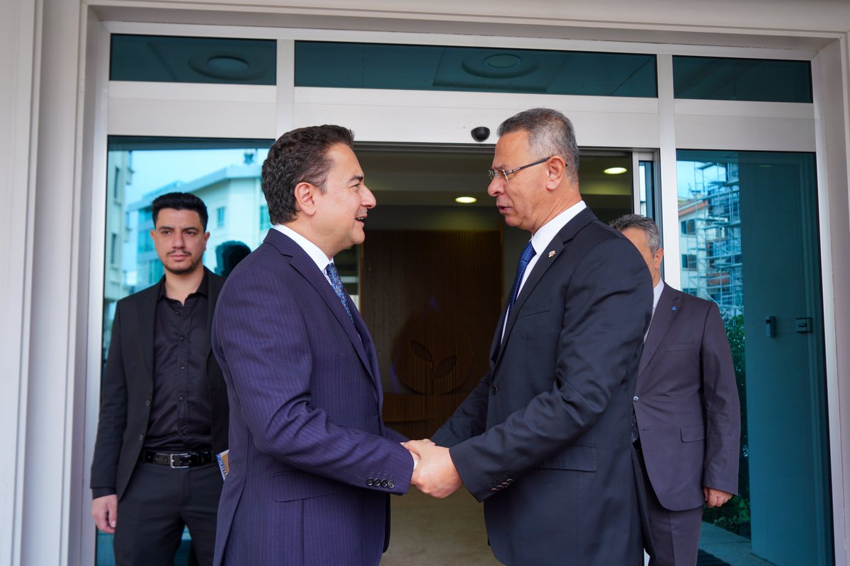 alibabacan's tweet photo. Filistin Devleti’nin Türkiye Büyükelçisi Sayın Faed Mustafa bugün Genel Merkezimizi ziyaret etti.

Yeni görevine başlamak üzere Ankara’dan ayrılacak olan Sayın Büyükelçiyle, Gazze ve Batı Şeria’daki vahim insani durumu, İsrail’in işlediği savaş suçlarını, acil ve kalıcı bir ateşkes için yürütülen girişimleri ve barış yolunda atılması gereken adımları görüştük.

Filistin davası, bir özgürlük ve adalet talebidir; bizim de davamızdır. İsrail hükûmetinin sivillere yönelik saldırıları açık bir soykırım politikasıdır ve uluslararası hukuku hiçe saymaktır. Buna sessiz kalanlar da bu suça ortaktır.

Gazze’deki katliamın derhâl durması, insani yardımların engelsiz biçimde ulaştırılması ve İsrail’in işlediği insanlık suçlarına karşı etkili yaptırımlar uygulanması için uluslararası toplumu acilen sorumluluk almaya çağırıyoruz.

Filistin halkını savunmak ve İsrail’in işlediği suçların hesabını vermesini sağlamak için her platformda mücadele etmeye devam edeceğiz.

Görev süresi boyunca Türkiye–Filistin ilişkilerine yaptığı kıymetli katkılar ve Filistin davasına verdiği emek için Büyükelçi Faed Mustafa’ya teşekkür ediyorum.