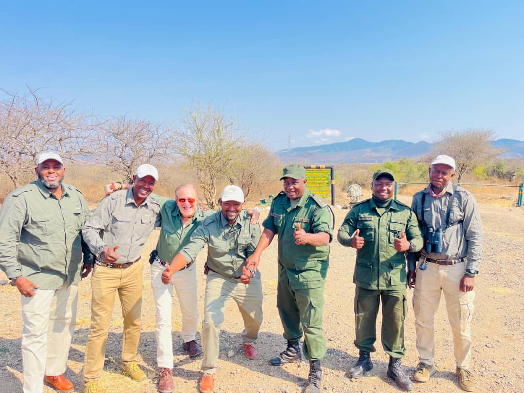 urtupdates's tweet photo. Hifadhi ya Makuyuni Wildlife Park @VisitMakuyuni iliyo chini ya usimamizi wa Mamlaka ya Usimamizi wa Wanyamapori Tanzania - TAWA @TzTawa inaendelea kujidhihirisha kama lulu mpya ya utalii nchini  hususani katika ukanda wa kaskazini, ikiwavutia wageni wa ndani na nje ya nchi kwa mandhari yake ya kipekee na utajiri wa wingi wa idadi na spishi mbalimbali za wanyamapori.

Septemba 8, 2025 hifadhi hiyo imepokea tena kundi la wageni wa kimataifa kutoka mataifa mbalimbali kupitia kampuni maarufu ya utalii, Ranger Safaris & Tours, yenye makao yake jijini Arusha.

Zaidi ya wageni 20 kutoka Denmark, Australia na New Zealand wametembelea hifadhi hiyo na kueleza kufurahishwa kwao na mandhari ya kipekee, urithi wa kiasili na vivutio adimu vinavyopatikana hifadhini humo.

Aidha,  Wageni hao wameeleza kuridhishwa na ubora wa Makuyuni Wildlife Park na baadhi yao wakaahidi kurejea tena Novemba mwaka huu kwa ziara ya pili.

Wakizungumza mara baada ya kutembelea hifadhi na kujionea vivutio , wageni hao pia wameahidi kuitangaza Makuyuni Wildlife Park katika masoko ya kimataifa, hatua ambayo inatarajiwa kuongeza umaarufu na kuhamasisha wageni zaidi kuitembelea.

Makuyuni Wildlife Park, iliyopo eneo la Makuyuni mkoani Arusha inazidi kujitokeza kama moja ya hifadhi mpya zenye fursa kubwa za kukuza utalii nchini zinazokua Kwa kasi katika viwango vya ubora wa kuwaridhisha wageni wa hadhi ya juu.