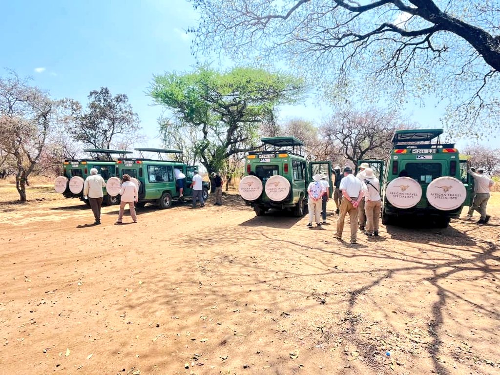 urtupdates's tweet photo. Hifadhi ya Makuyuni Wildlife Park @VisitMakuyuni iliyo chini ya usimamizi wa Mamlaka ya Usimamizi wa Wanyamapori Tanzania - TAWA @TzTawa inaendelea kujidhihirisha kama lulu mpya ya utalii nchini  hususani katika ukanda wa kaskazini, ikiwavutia wageni wa ndani na nje ya nchi kwa mandhari yake ya kipekee na utajiri wa wingi wa idadi na spishi mbalimbali za wanyamapori.

Septemba 8, 2025 hifadhi hiyo imepokea tena kundi la wageni wa kimataifa kutoka mataifa mbalimbali kupitia kampuni maarufu ya utalii, Ranger Safaris & Tours, yenye makao yake jijini Arusha.

Zaidi ya wageni 20 kutoka Denmark, Australia na New Zealand wametembelea hifadhi hiyo na kueleza kufurahishwa kwao na mandhari ya kipekee, urithi wa kiasili na vivutio adimu vinavyopatikana hifadhini humo.

Aidha,  Wageni hao wameeleza kuridhishwa na ubora wa Makuyuni Wildlife Park na baadhi yao wakaahidi kurejea tena Novemba mwaka huu kwa ziara ya pili.

Wakizungumza mara baada ya kutembelea hifadhi na kujionea vivutio , wageni hao pia wameahidi kuitangaza Makuyuni Wildlife Park katika masoko ya kimataifa, hatua ambayo inatarajiwa kuongeza umaarufu na kuhamasisha wageni zaidi kuitembelea.

Makuyuni Wildlife Park, iliyopo eneo la Makuyuni mkoani Arusha inazidi kujitokeza kama moja ya hifadhi mpya zenye fursa kubwa za kukuza utalii nchini zinazokua Kwa kasi katika viwango vya ubora wa kuwaridhisha wageni wa hadhi ya juu.