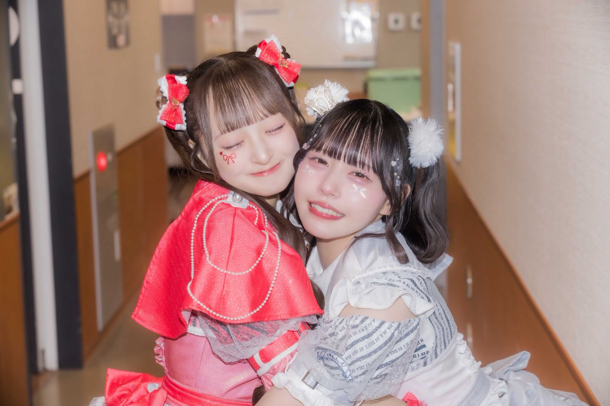 家族に今まで出会った人の中で一番優しくて気遣いできる人って紹介するぐらい本当に優しくて、のんふぃく!に加入してからりったんのお陰で成長出来たことはたくさん☻
いつだってにこにこスマイルで、本当に唯一無二でりったんにしか出せない色でたくさんグループを彩ってくれてありがとう🫧ྀི
フォーメーションで目を合わせるとことか、ライブ中に聞こえてくる声とかまだまだすごく寂しいし、会える頻度は減ってしまうけど、ずっと仲間!お友達♡
卒業おめでとう🎉そして沢山お疲れ様でした🫶
これからの人生がりったんにとって幸せで、素敵なことで満ち溢れていますように💭一生ハムちゃんず🐹