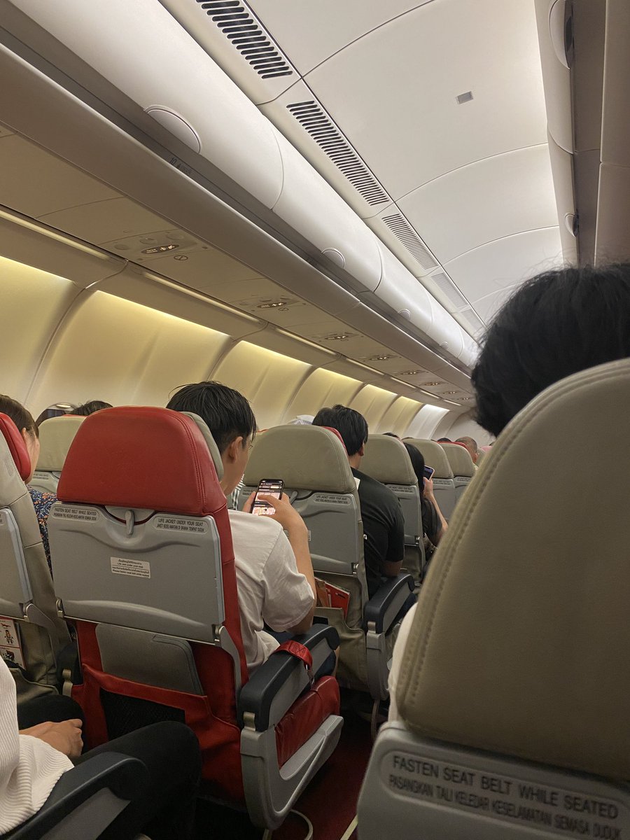 D322🗾-2025.08.11 (last day in jp)
วันนี้ตอนเช้ารอจนทจ่ายค่าน้ำค่าไฟรอบสุดท้าย เห็นห้องที่โล่งๆ แล้วใจหายมากเลย เวลาผ่านไปไวขนาดนี้ได้ไงน้อ จะออกจากหอตอน4โมงเพื่อนรอไปส่ง ร้องไห้กันอีก2-3รอบ ฮือ บ้ายบาย มิโน ไว้กลับมาหานะ ขอบคุณที่ดูแลกันมาเป็นอย่างดี แล้วเจอกันใหม่ :-) 🧡