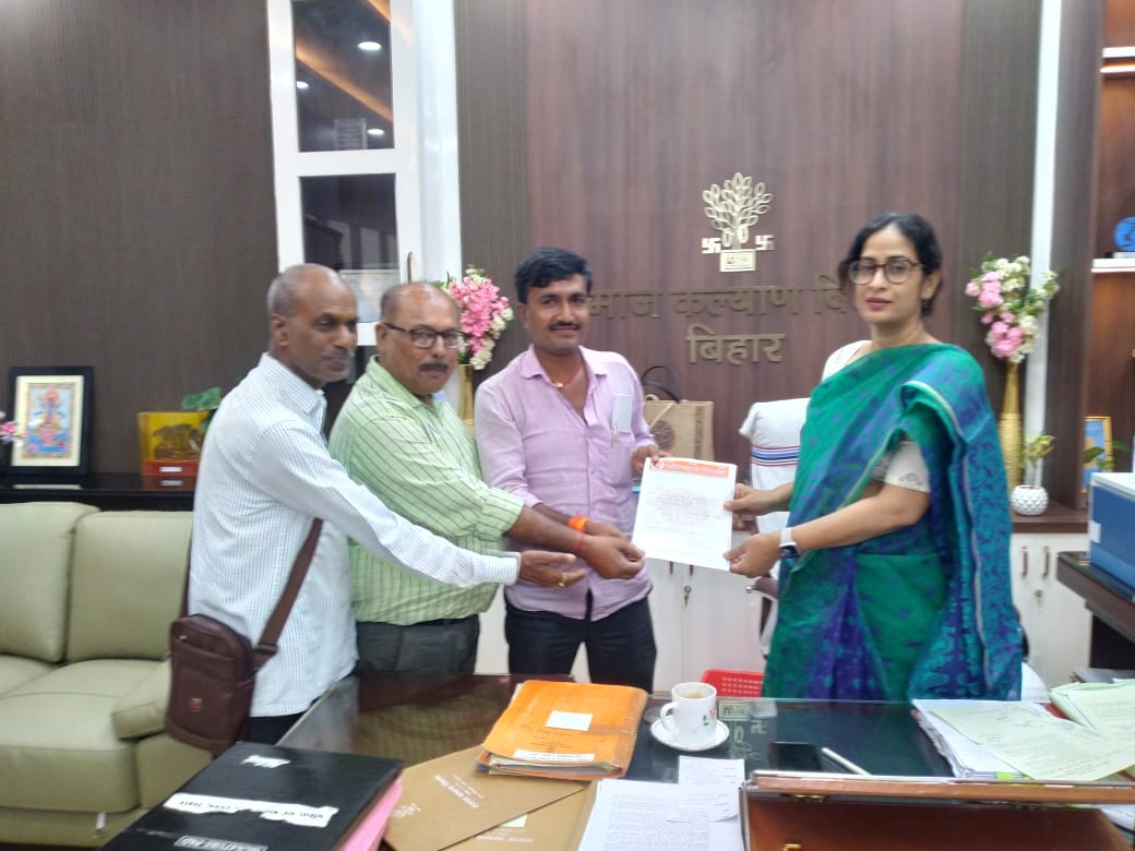 ManishsinghBMS's tweet image. आज समाज कल्याण विभाग के प्रधान सचिव, श्रीमती वंदना प्रियसी मैम से मिलकर भारतीय मजदूर संघ बिहार प्रदेश के प्रतिनिधि मंडल ने बिहार प्रदेश आंगनबाड़ी कर्मचारी संघ के मांगों पर विस्तार से चर्चा करते हुए सहानुभूति पूर्वक विचार करने का आग्रह किए। जिसपर संतोष जनक आश्वासन मिला है। #Bihar