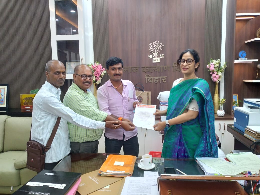 ManishsinghBMS's tweet image. आज समाज कल्याण विभाग के प्रधान सचिव, श्रीमती वंदना प्रियसी मैम से मिलकर भारतीय मजदूर संघ बिहार प्रदेश के प्रतिनिधि मंडल ने बिहार प्रदेश आंगनबाड़ी कर्मचारी संघ के मांगों पर विस्तार से चर्चा करते हुए सहानुभूति पूर्वक विचार करने का आग्रह किए। जिसपर संतोष जनक आश्वासन मिला है। #Bihar