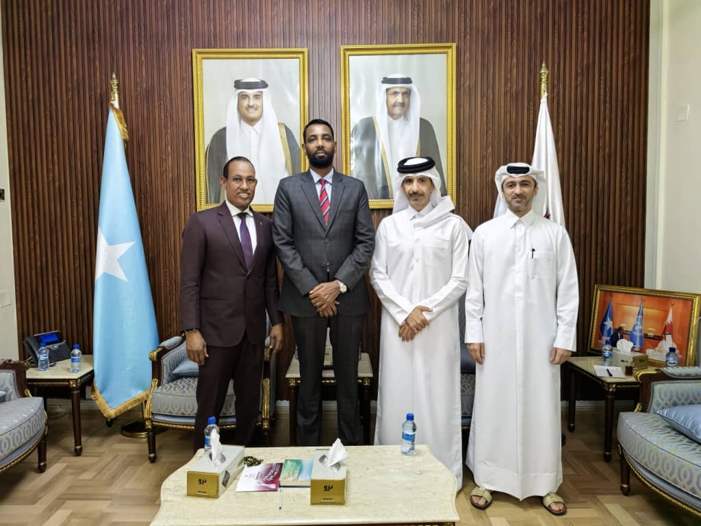 Wasiirka Gaadiidka Soomaaliya Md. Maxamed Faarax Nuux iyo Maareeyaha Guud ee <a href="/Som_CAA/">Somali Civil Aviation Authority (SCAA)</a>  <a href="/Amoallinh/">Ahmed M Hassan</a>  ayaa la kulmay Safiirka Dowladda Qatar, waxayna ka wada hadleen xoojinta iskaashiga gaadiidka, kaabe-yaasha iyo is-dhaafsiga khibradaha. #Qatar #Somalia