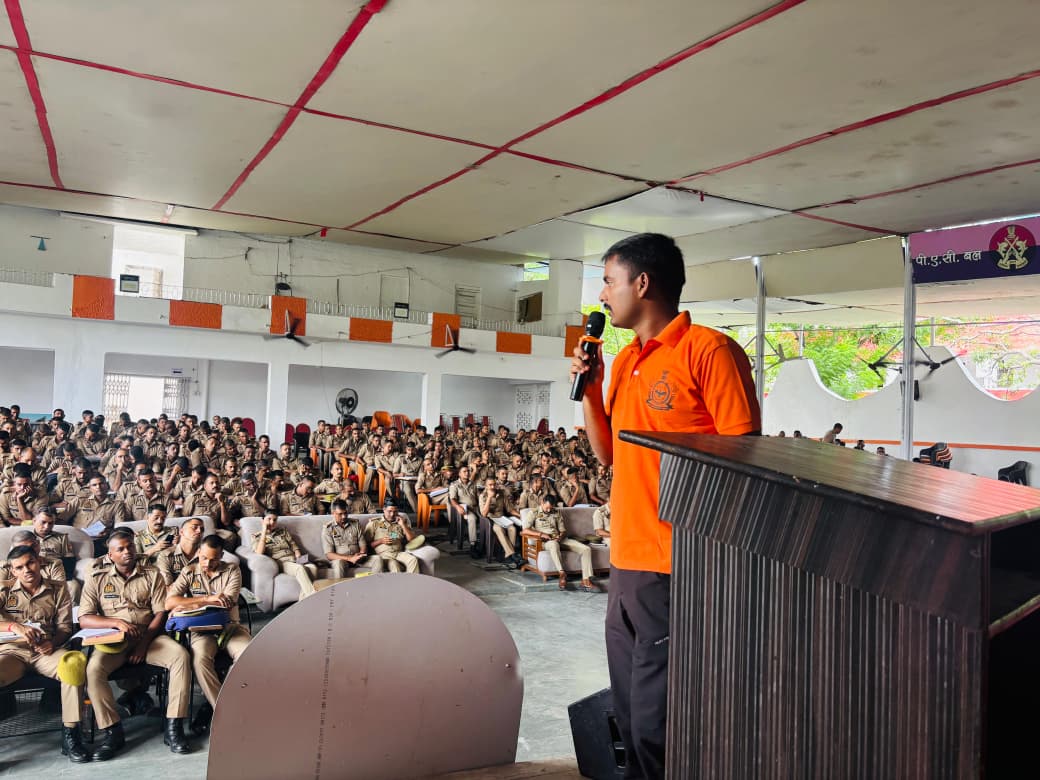 SDRF_UP's tweet photo. दिनांक 01.09.2025 से 08.09.2025 तक आर.टी.सी 35वीं वाहिनी पीएसी, जनपद लखनऊ में #SDRF_UP टीम द्वारा 395 नवनियुक्त आरक्षी नागरिक पुलिस के प्रशिक्षुओं को 08 दिवसीय आपदा प्रबंधन प्रशिक्षण प्रदान किया गया | https://t.co/2uzBBUP90H