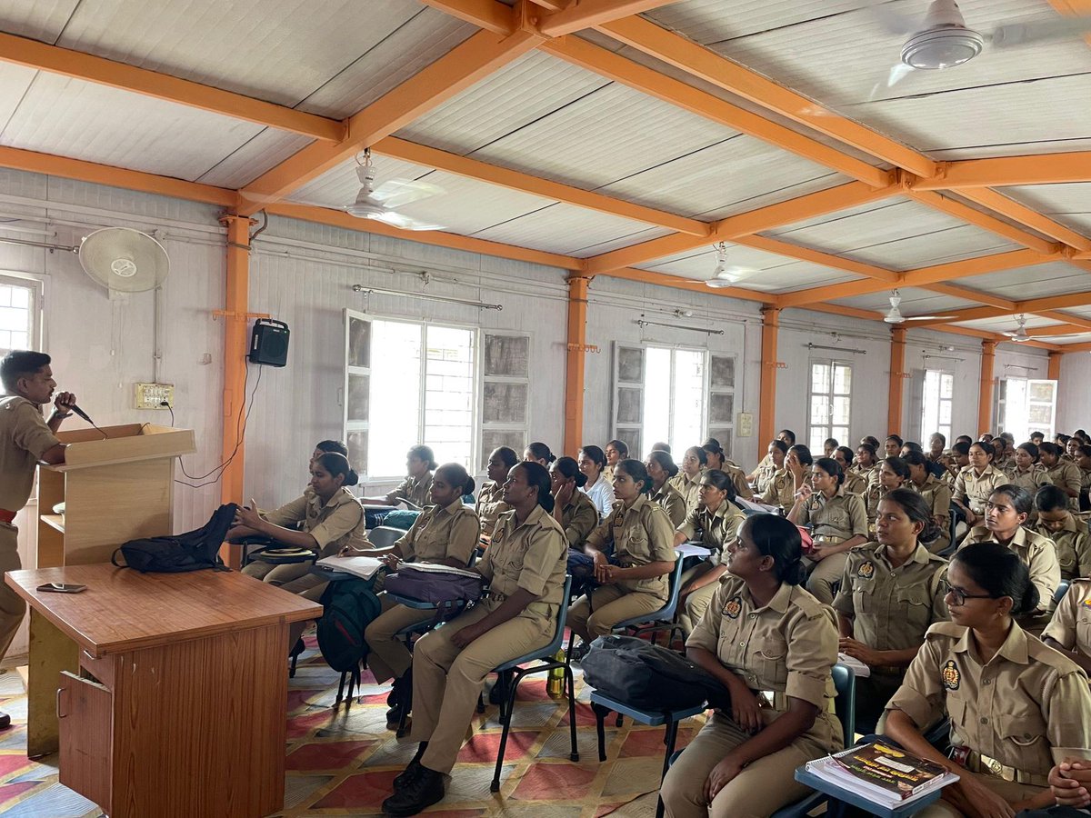 SDRF_UP's tweet photo. दिनांक 01.09.2025 से 08.09.2025 तक आर.टी.सी रिजर्व पुलिस लाइन महानगर, जनपद लखनऊ में #SDRF_UP टीम द्वारा 311 नवनियुक्त महिला आरक्षी नागरिक पुलिस के प्रशिक्षुओं को 08 दिवसीय आपदा प्रबंधन प्रशिक्षण प्रदान किया गया | https://t.co/wK30pYtPsB