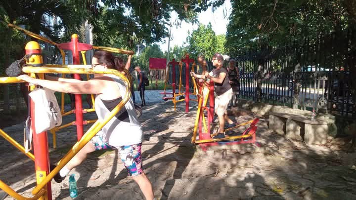 Julio6654888111's tweet photo. En acción el #Gimnasio #biosaludable del combinado deportivo Aurelio Janet "Campo Sport" en Santa Clara.
Músculos de todas las edades combinan flexión y extensión por una calidad de vida sostenible.
#VillaClaraConTodos por un deporte sostenido y #comunitario. https://t.co/GWrY4bM5vv