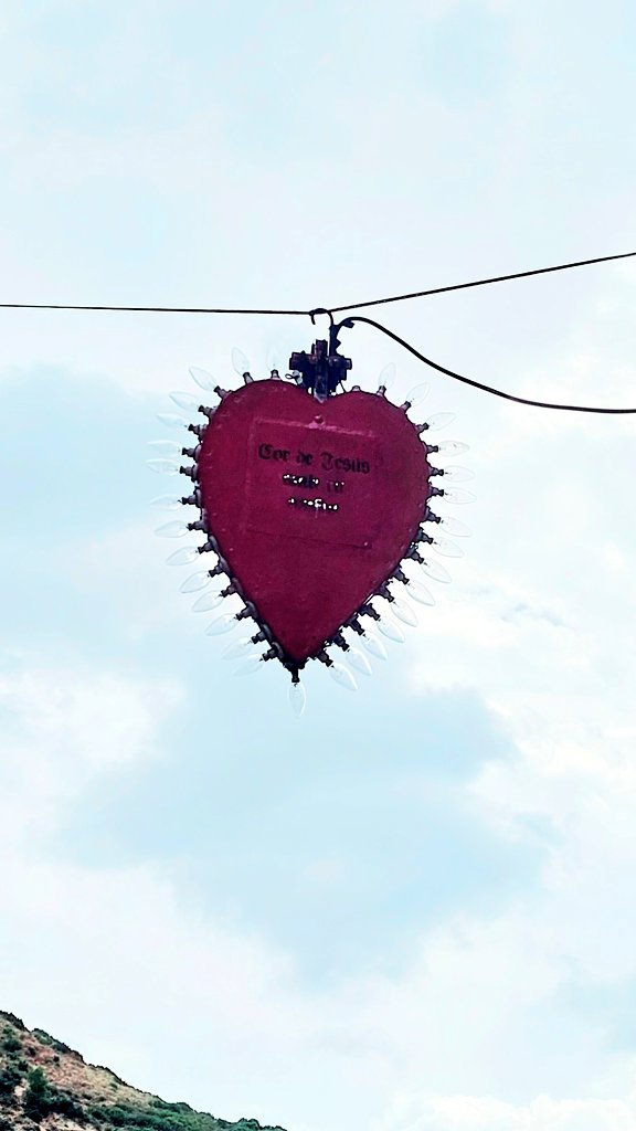 Alsant los ulls vers lo Çel en un loch d'hòmens fidels y chrestianíssims, se m'aparegut lo Sachrat Cor de Jesús.
Se m'haumitegen los ulls! Cosa formosa com poques ha!