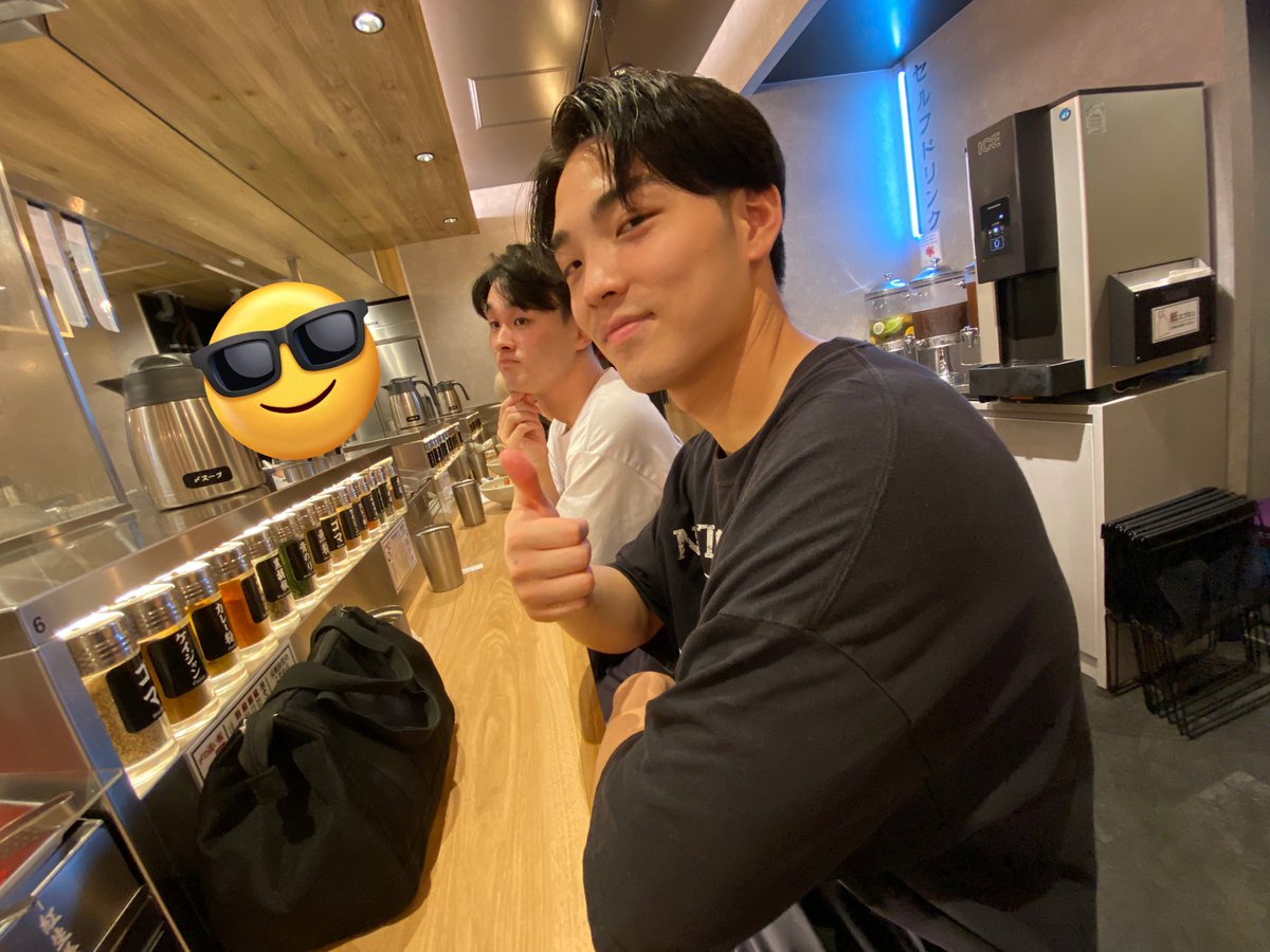 gotahara's tweet photo. 本日もお疲れ様です！
ハタチ？！6つも違うんですか���！
見えません😎
めちゃめちゃ大人なふうやん
落ち着きのあるしもやん
営業終わり特盛油そばを待つ2人
僕の運動量がいつもより倍に😱
チートデイ、エブリデイ、、、
冗談です🙇
これは、食トレですか？

#食トレ https://t.co/fRuCltQlVr