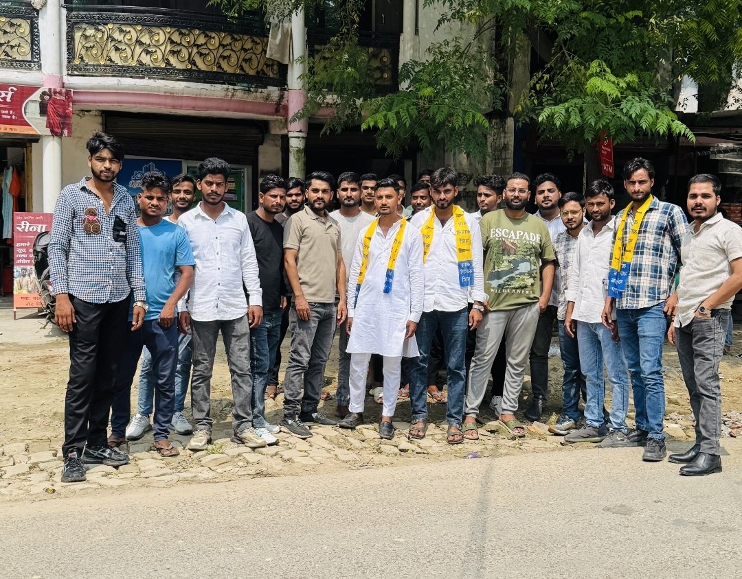 लखनऊ की BKT विधानसभा में <a href="/dilipkpandey/">Dilip K. Pandey - दिलीप पाण्डेय</a>  <a href="/AAPUttarPradesh/">Aam Aadmi Party- Uttar Pradesh</a>. भाईया की उपस्थिति में हर-घर संपर्क अभियान के अंतर्गत भव्य कार्यकर्ता सम्मेलन हुआ।
मैं सैकड़ों साथियों के साथ शामिल हुआ और कार्यकर्ताओं का जोश बताता है—बदलाव की आवाज़ हर घर तक पहुँचेगी। 
<a href="/SanjayAzadSln/">Sanjay Singh AAP</a>