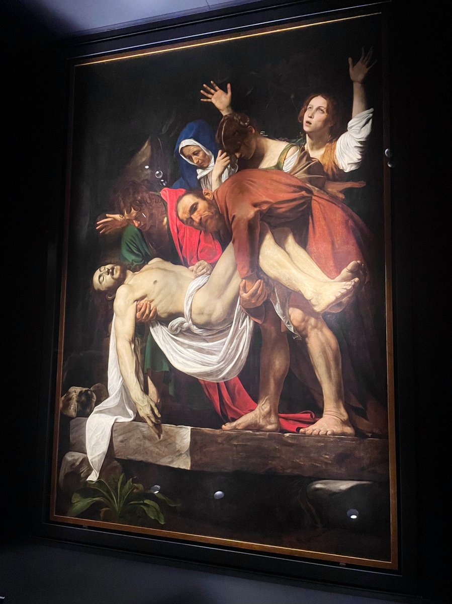 moftt33's tweet image. 数年前のカラヴァッジョ展で見れなくてずーっと見たかったキリストの埋葬見れた〜！！
右手前のおっちゃんが「お前も手伝えや」顔してて良い。
見れた時はちょっと拝んだね。

因みに列は午後4時半前くらいにイタリア館の列に並んで8時過ぎに見れました…。
夫に娘見てもらってて正解
