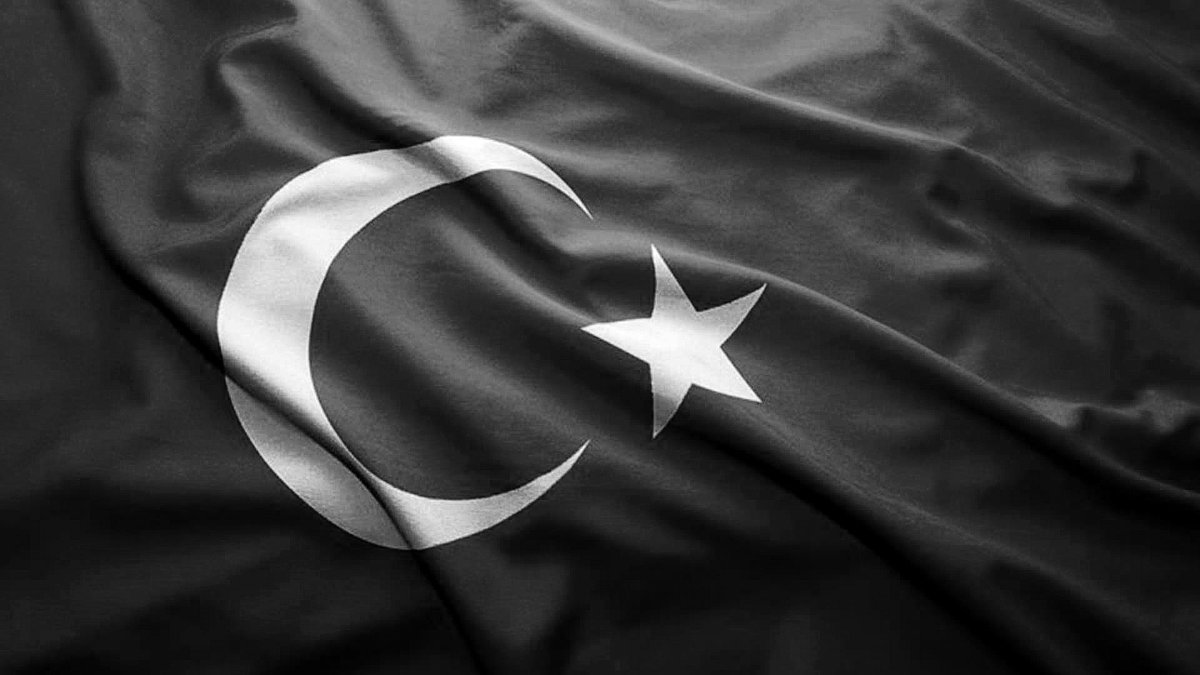 İzmir’de gerçekleşen alçak saldırıda şehit düşen 2 kahraman polisimize Allah’tan rahmet diliyor, kederli ailelerine ve aziz milletimize sabır ve başsağlığı diliyoruz. 🇹🇷